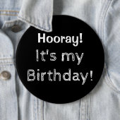 Badge Rond 15,2 Cm Hourra c'est mon anniversaire ! (En situation)