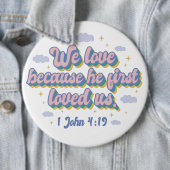 Badge Rond 15,2 Cm Il Nous Aimait D'Abord. (En situation)