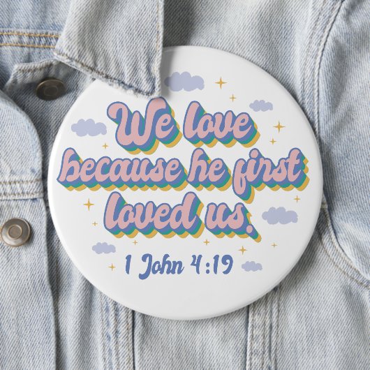 Badge Rond 15,2 Cm Il Nous Aimait D'Abord. (En situation)