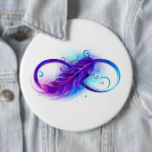 Badge Rond 15,2 Cm Infinity with purple feather (En situation)