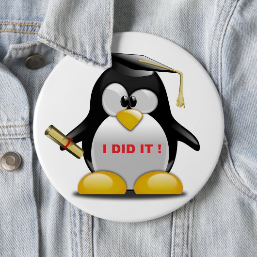 BADGE ROND 15,2 CM "J'AI FAIT" DIPLÔME PENGUIN (En situation)