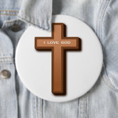 BADGE ROND 15,2 CM "J'AIME DIEU" CROIX (En situation)