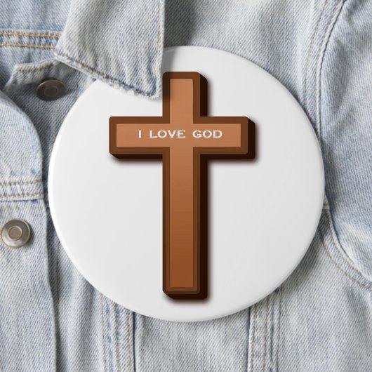 BADGE ROND 15,2 CM "J'AIME DIEU" CROIX (En situation)