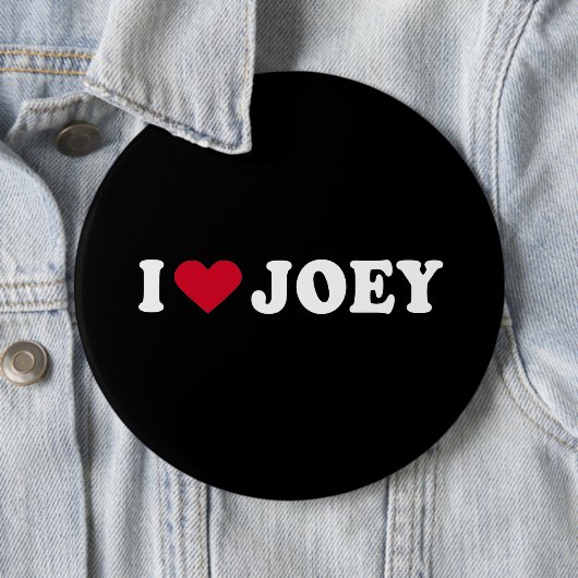 BADGE ROND 15,2 CM J'AIME JOEY (En situation)