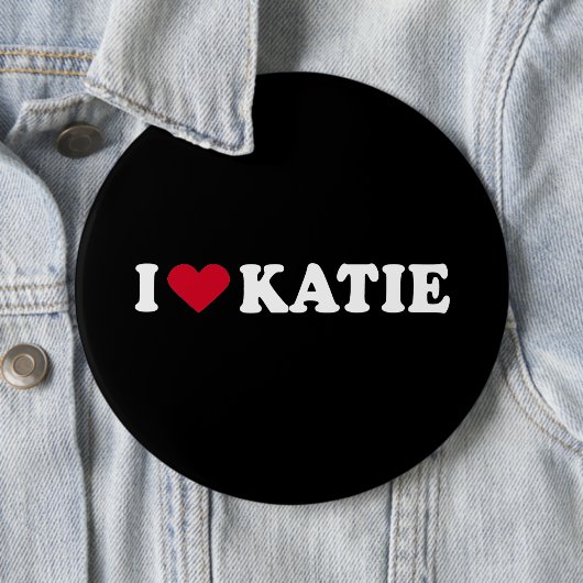 BADGE ROND 15,2 CM J'AIME KATIE2 (En situation)