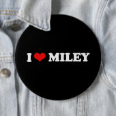 BADGE ROND 15,2 CM J'AIME MILEY (En situation)