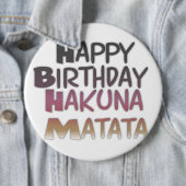 Badge Rond 15,2 Cm Joyeux anniversaire de Hakuna Matata Design (En situation)