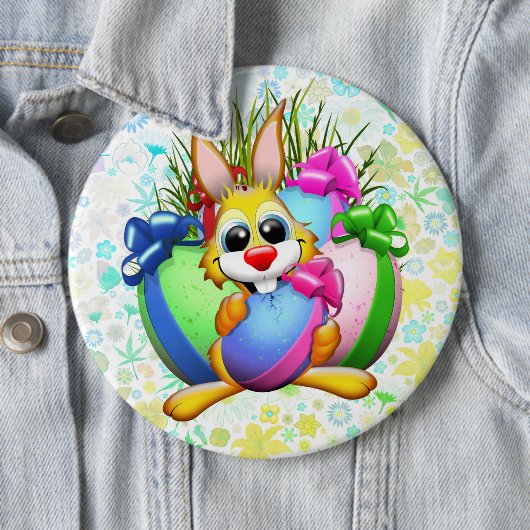 Badge Rond 15,2 Cm Lapin drôle mordant un œuf de Pâques (En situation)