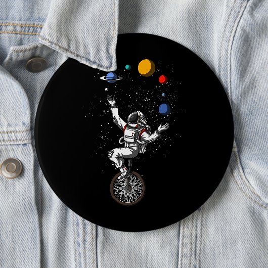 Badge Rond 15,2 Cm L'astronaute spatial jongle avec les planètes Astr (En situation)