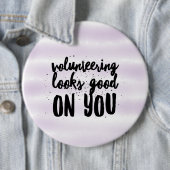 Badge Rond 15,2 Cm le bénévolat vous va bien (En situation)