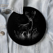 Badge Rond 15,2 Cm Le cerf majestueux en pleine nature - Art noir et (En situation)