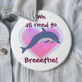 Badge Rond 15,2 Cm Le dauphin respirent le bouton (En situation)