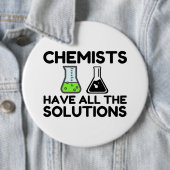 Badge Rond 15,2 Cm Les Chimistes Ont Toutes Les Solutions (En situation)