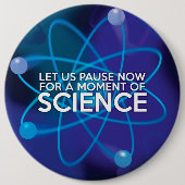BADGE ROND 15,2 CM LET US PAUSE NOW (Devant)
