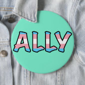 BADGE ROND 15,2 CM LETTRE TALONNE TRANSELLE | ARRIÈRE - PLAN (En situation)