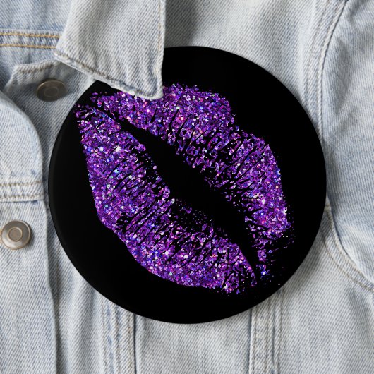 Badge Rond 15,2 Cm Lèvres à Parties scintillant violette (En situation)