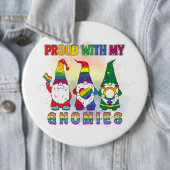 Badge Rond 15,2 Cm LGBT Fier Avec Mes Gnomies (En situation)