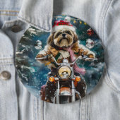 Badge Rond 15,2 Cm Lhasa Apso Chien à cheval Moto Noël (En situation)