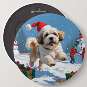 Badge Rond 15,2 Cm Lhasa Apso courant dans la neige avec un chapeau d