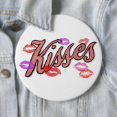 BADGE ROND 15,2 CM LIP KISSES (En situation)