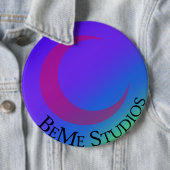 Badge Rond 15,2 Cm Logo BeMe Studios (En situation)