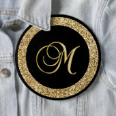 Badge Rond 15,2 Cm M monogramme d'or noir (En situation)