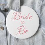 Badge Rond 15,2 Cm Mariée à être rose élégant simple écriture mariage<br><div class="desc">Bouton/épingle élégant rose écriture pour votre douche de mariée,  enterrement de vie de jeune fille.  Portez-le tous les jours avant votre mariage si vous le souhaitez.  Les gens verront ce joli bouton et vous souhaiteront « Félicitations » pour votre mariage.</div>