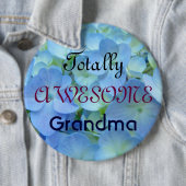 Badge Rond 15,2 Cm Mémé totalement géniale boutons Hydrangeas Bleus (En situation)