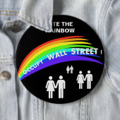 BADGE ROND 15,2 CM MENEZ LA RUE DU MUR OCCUPÉ PAR LA PLUIE ! (En situation)