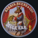 Badge Rond 15,2 Cm Mule Ear Tabac Étiquette<br><div class="desc">Étiquette de tabac montrant le portrait long d'une mule debout sur les jambes arrières,  portant robe et lunettes,  et portant des feuilles de tabac. Harris,  Beebe & Cos.,  créé par The Hatch Lithography Co.,  1868</div>