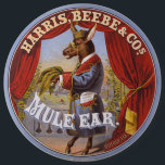 Badge Rond 15,2 Cm Mule Ear Tabac Étiquette<br><div class="desc">Étiquette de tabac montrant le portrait long d'une mule debout sur les jambes arrières,  portant robe et lunettes,  et portant des feuilles de tabac. Harris,  Beebe & Cos.,  créé par The Hatch Lithography Co.,  1868</div>