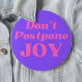 Badge Rond 15,2 Cm Ne reporte pas la joie, Bouton (En situation)