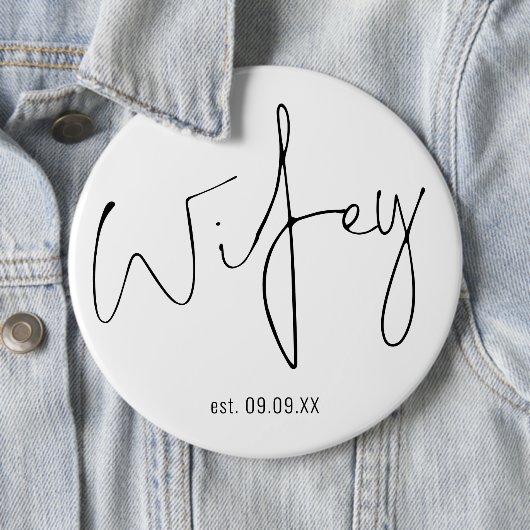 Badge Rond 15,2 Cm Nouvelle mariée Wifey Nom de script Keepsaké (En situation)