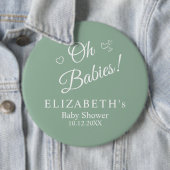 Badge Rond 15,2 Cm Oh Babies Sage Green Twin Baby Shower Button (En situation)
