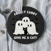 Badge Rond 15,2 Cm Oubliez Le Bonbon Donne-Moi Un Chat Halloween Éffr (En situation)