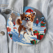 Badge Rond 15,2 Cm Papillon Chien courant dans la neige avec Casquett (En situation)