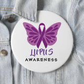 Badge Rond 15,2 Cm Papillon pourpre de ruban de conscience de lupus (En situation)