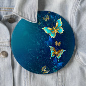 Badge Rond 15,2 Cm Papillons d'or sur un Arrière - plan bleu (En situation)