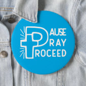 BADGE ROND 15,2 CM PAUSE PRIEZ PROCÉDEZ (En situation)
