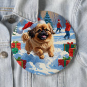 Badge Rond 15,2 Cm Pekingese Chien courant dans la neige avec le Casq (En situation)