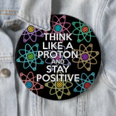 Badge Rond 15,2 Cm Pensez à un proton et restez positif (En situation)
