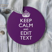 Badge Rond 15,2 Cm Personalisé KEEP CALM ET votre texte sur violet (En situation)