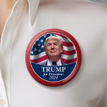 Badge Rond 15,2 Cm Photo Donald Trump avec le drapeau américain à la<br><div class="desc">Un design traditionnel avec une photo de Trump avec un drapeau américain agitant en arrière - plan. Les polices classiques sont utilisées pour en faire un design classique pour cette élection. Il est candidat aux élections de 2024 dans la primaire républicaine. Photo originale de Gage Skidmore, </div>