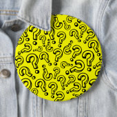 Badge Rond 15,2 Cm Points d'interrogation (En situation)