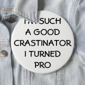 Badge Rond 15,2 Cm Profesional Procrastinator ? (En situation)