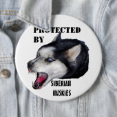 BADGE ROND 15,2 CM PROTÉGÉ PAR, BOUTON DE CHIENS DE TRAÎNEAU (En situation)