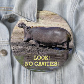 BADGE ROND 15,2 CM "REGARDE ! PAS DE CAVITÉS !" HIPPO AVEC BOUCHE LAR (En situation)