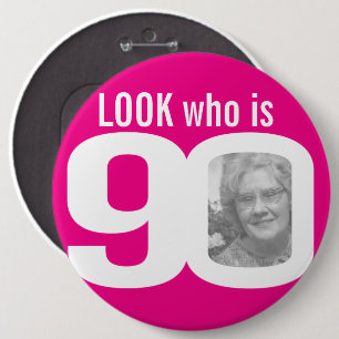Badge Rond 15,2 Cm Regarde qui a 90 ans photo rose sur fond blanc