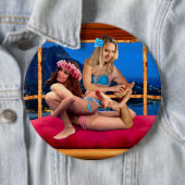 BADGE ROND 15,2 CM RÉPRESSION DE L'IMAGINAIRE HAWAIIEN (En situation)