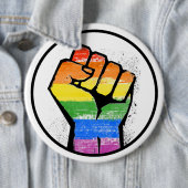 BADGE ROND 15,2 CM RÉSISTANCE LGBTQ - -  (En situation)